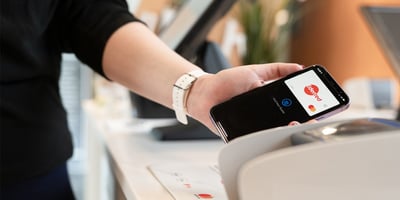 Asiakas maksaa maksupäättellä puhelimen maksusovelluksella