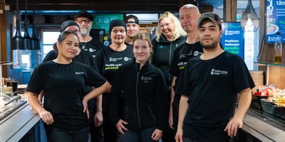 Neste Matin ja Liisan Asema'a staff smiling to the camera