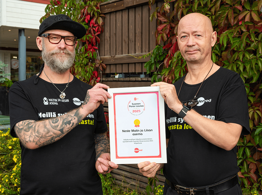Kaksi miestä pitelemässä Suomen Paras Lounas 2025 -voittajan diplomia