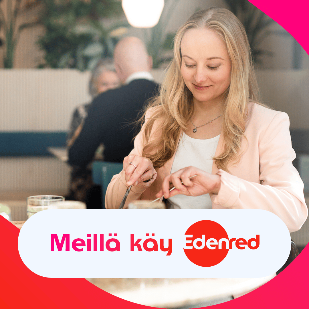 Nuori nainen syö lounasta ravintolassa