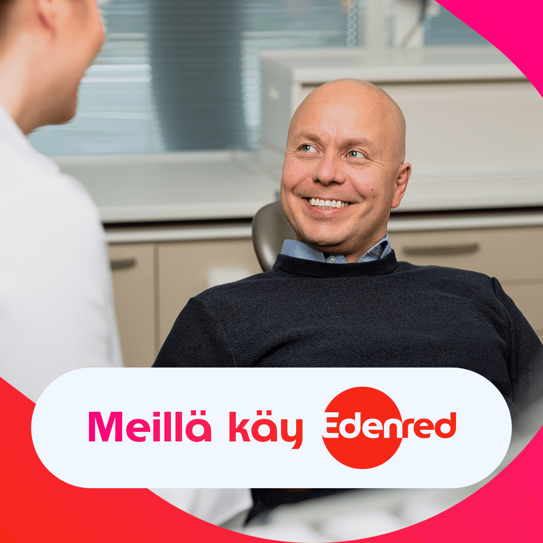 Hymylevä mies hammastarkastuksessa