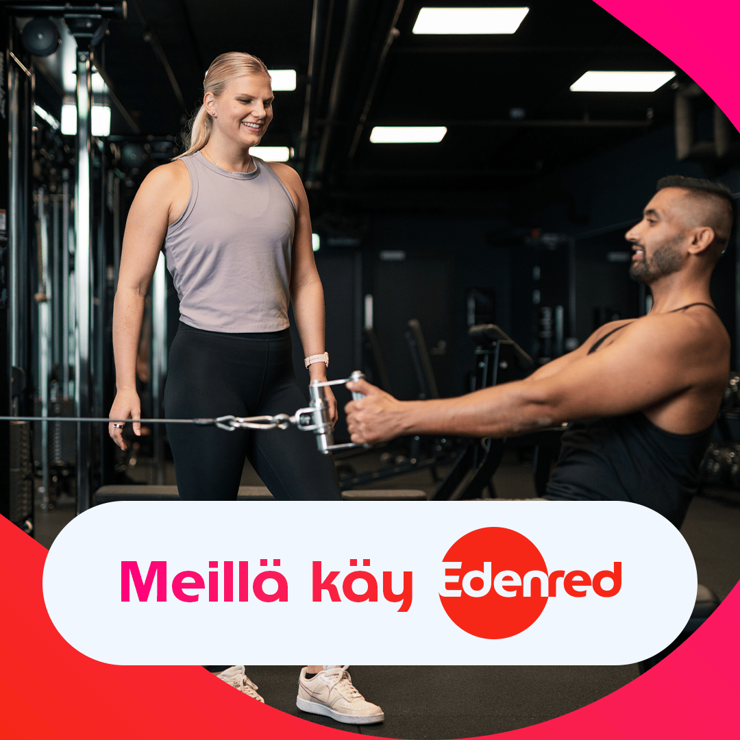 Mies treenaa kuntosalilla valmentajan kanssa