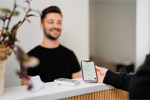 Edenredin etujen käyttäjä maksamassa Edenred Pay mobiilimaksulla.