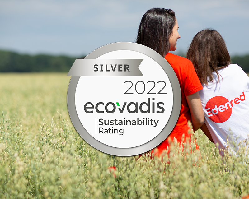 Ecovadis silver rating logo ja kaksi hymyilevää naista Edenred paita päällä