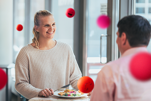 Nuori nainen syomassa lounasta kollegan kanssa