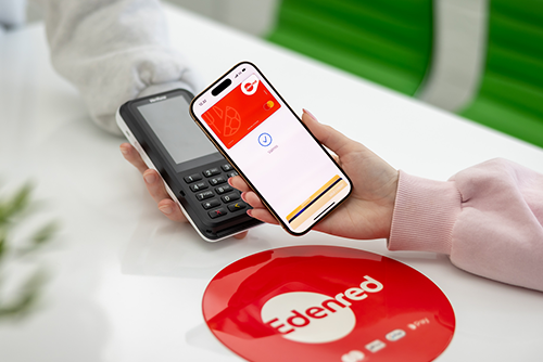 Henkilö tekemässä Edenred-maksua maksupäättelle Apple Paylla