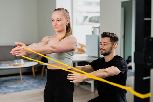 Nainen personal trainerin valmennuksessa