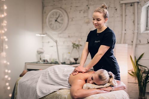 Nainen makaa hierontapöydällä selkähieronnan aikana