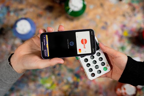 There is an Edenred card on the phone screen, which is currently used to pay for a painting course.